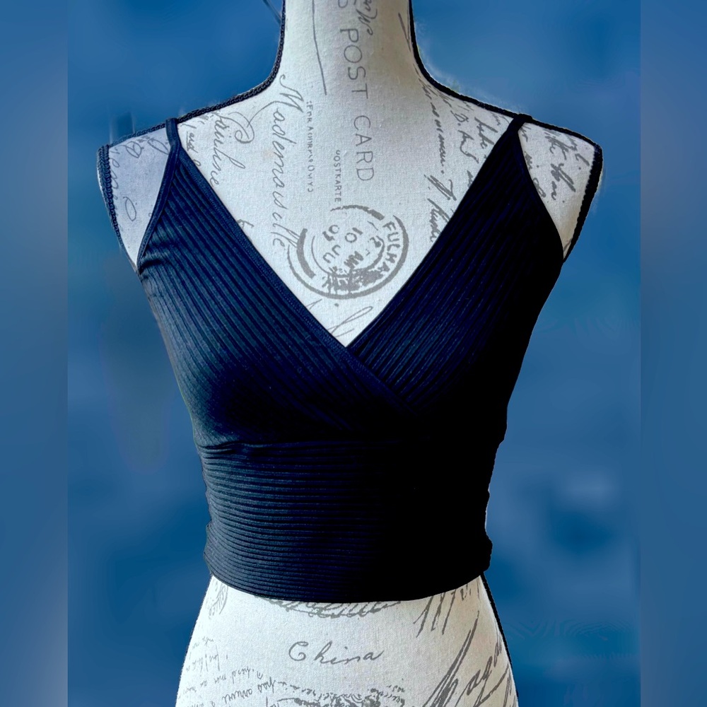 Spaghetti Strap Midriff Top
Medium (juniors)
Like New / Never Worn
Black